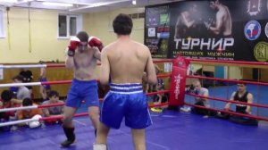 Боксер против кикбоксера.