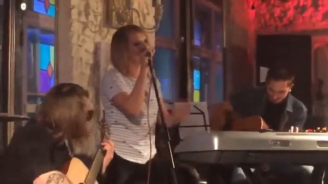 Лена Третьякова и группа МОРЕ Знаешь Андрей Гризли смотреть онлайн