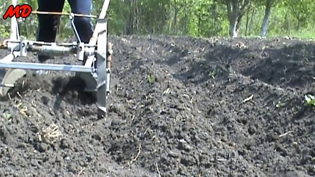 Первое и второе окучивание картофеля ручным самодельным универсальным двухдисковым окучником смотреть онлайн