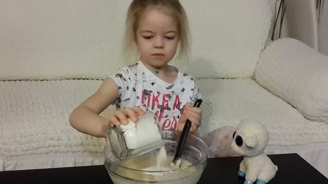 Алиса решила приготовить манник)) смотреть онлайн