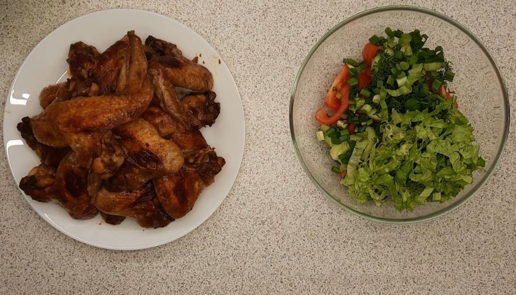 Вкусные куриные крылышки в духовке. Простой рецепт маринада на скорую руку.