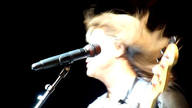 SUZI QUATRO -she`s in love with you- LIVE @ FRIEDRICHSTADTPALAST BERLIN 12:12:2022 смотреть онлайн