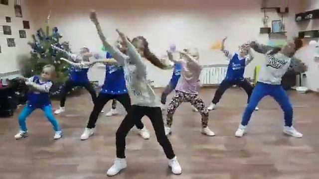 Стиль денс холл танцуют команда JUICY CREW смотреть онлайн