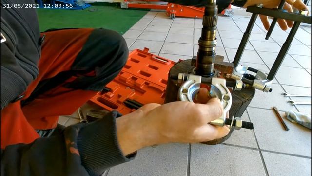 Как снять подшипник ступицы или с любого другого вала где обычным съемником не подлезть, спецсъемни смотреть онлайн