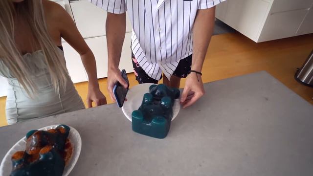 First To Finish GIANT GUMMY BEAR Challenge Wins $10,000! смотреть онлайн