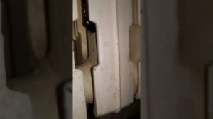 Холодная сварка Маннол для металла, устранение трещины на чугунном батареи.