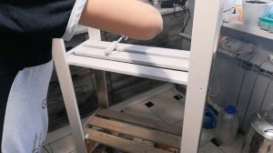 Как и чем покрасить деревянный стеллаж?