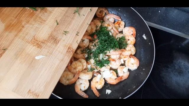 Вкуснейший рецепт жареных креветок.Вы 100%так ещё не готовили.Лучшая закуска к пиву))) смотреть онлайн