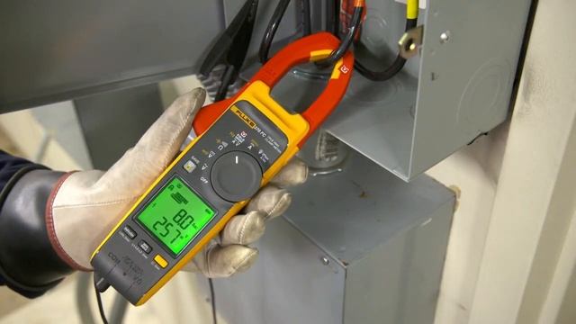 3-fazowych pomiary za pomocą miernika cęgowego Fluke 377 FC i 378 FC смотреть онлайн