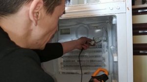 Холодильник Индезит. Не работает охлаждающее отделение.  Диагностика. Утечка фреона.