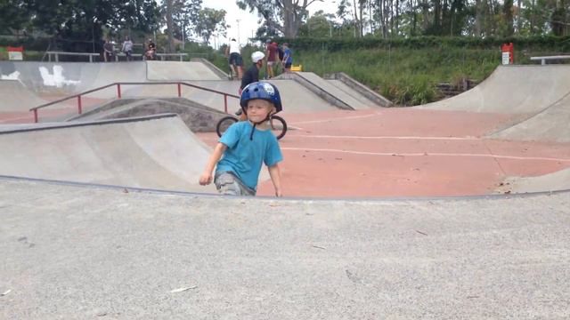 Lincoln, 3 1/2 year old skating Hibiscus Skate Park -- 27 January 2014 смотреть онлайн