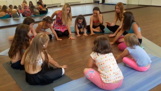 Работаем кистями рук. Упражнения для детей от Шаганэ. смотреть онлайн