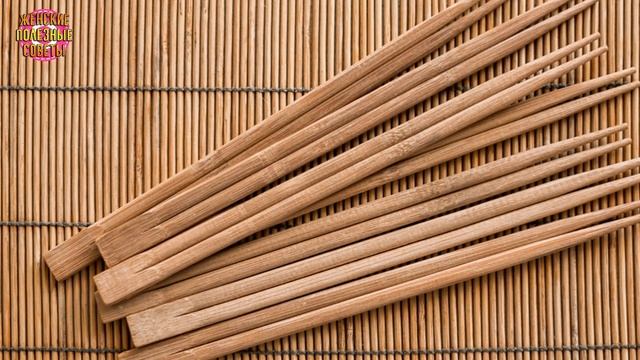 Увидев палочки для суши с вырезанными на них кольцами, подруга выбросила их в мусорку! смотреть онлайн