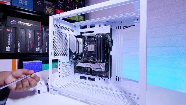 Lian-Li O11 Dynamic Mini: It's Not Sure What It Wants To Be