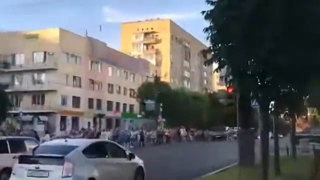 Хабаровск встречает Михаила Дегтярева: люди стоят у здания правительства и кричат «Дегтярёв, выходи смотреть онлайн