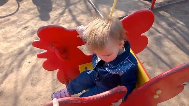 Happy Lida 1 год 7 месяцев катается на уточке и мотоцикле смотреть онлайн