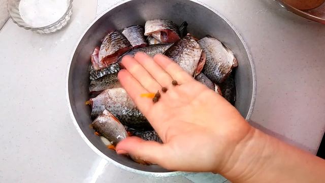 Рецепт карасей в томате. Очень вкусная и нежная тушеная рыбка. Кулинарный канал "НА КУХНЕ У МАМЫ" смотреть онлайн