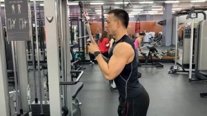 Разгибание рук в блоке с канатом разведение в стороны