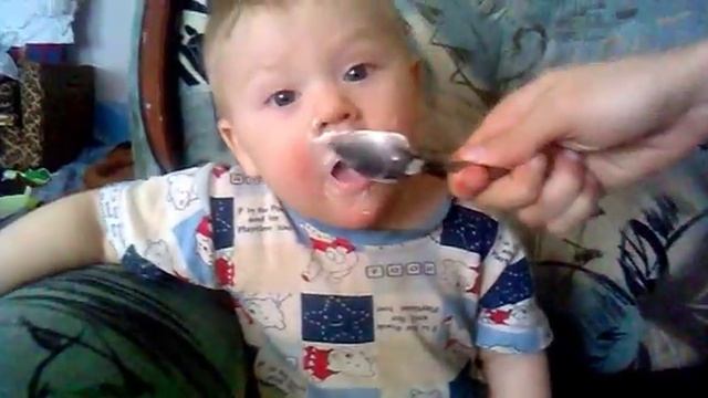 папа кормит сына