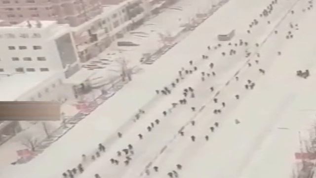 Life freezes in China! Unprecedented snowstorm freezes houses, cars and people смотреть онлайн