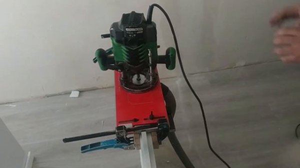 Врезка скрытой петли simonswerk в алюминиевую кромку