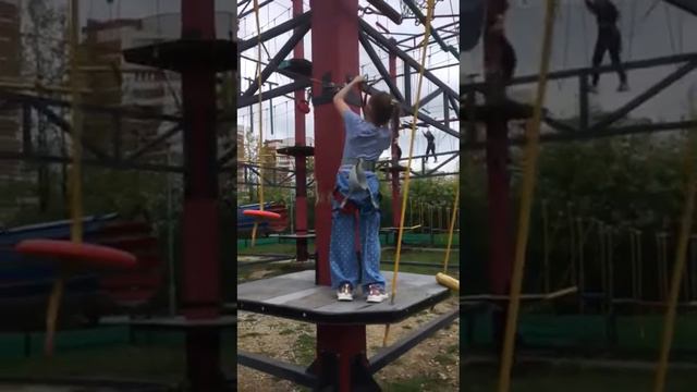 Дарина Светская в верёвочном парке смотреть онлайн