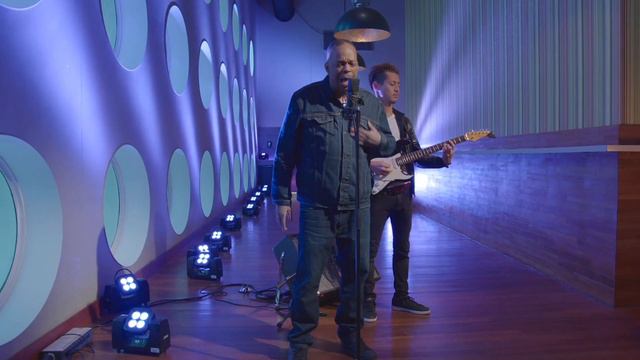 Mike Yung Metro Singer - Unchained Melody (live)