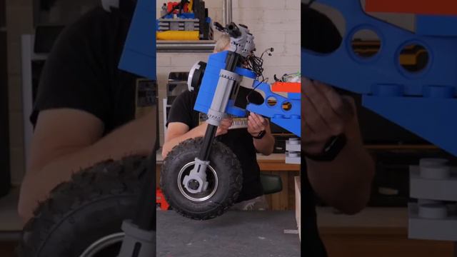 🚲 Любая LEGO минифигурка, когда не хватило деталей на машину:

Автор: Mantisrobot
