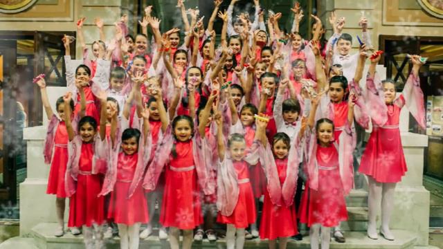 Bună dimineața la Mos Ajun - Colind românesc- Corul de copii Mini Angeli смотреть онлайн