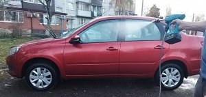 Аккумуляторная мойка высокого давления в действии.