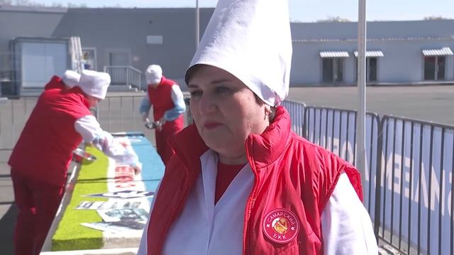 Торт-гигант на юбилей ФК "Крылья Советов" от Самарского БКК смотреть онлайн