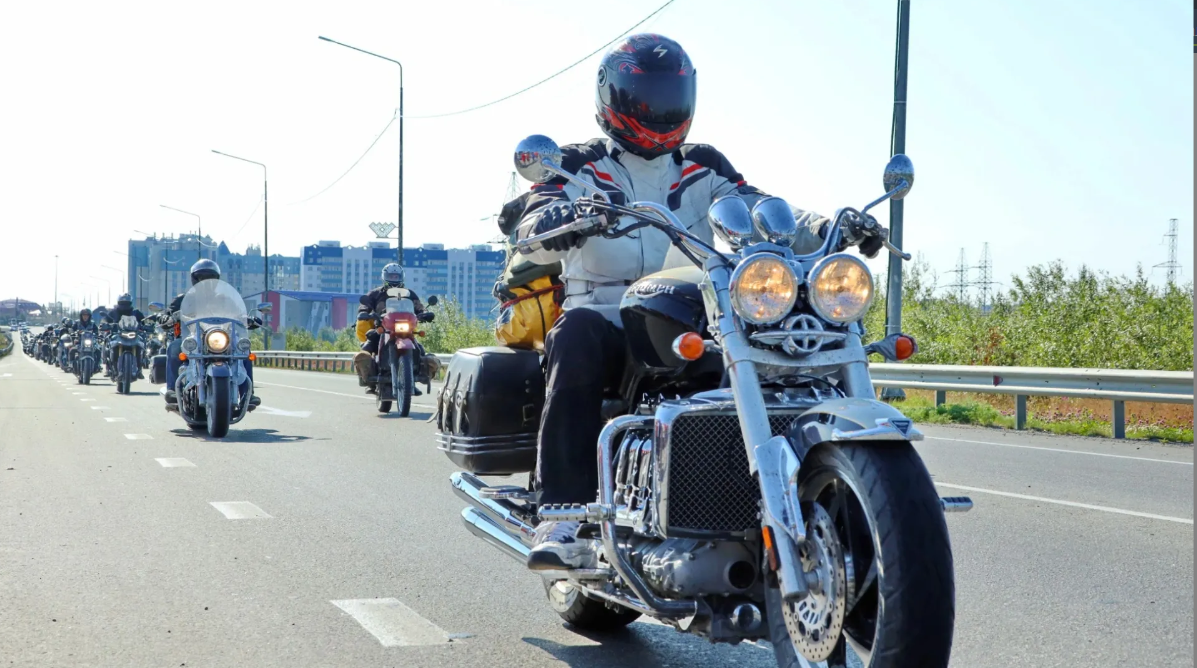 Тысячи байков разорвали городскую тишину ревом моторов на фестивале "Движение" в Екатеринбурге. смотреть онлайн