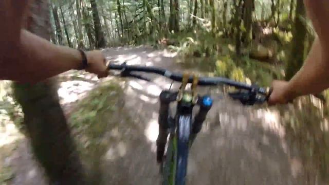 Downhill Mountain Biking - Specialized Demo 8 - Flowy Freeride смотреть онлайн