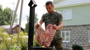 Свиные ребра на копченой грудинке с луком в казане на костре.
