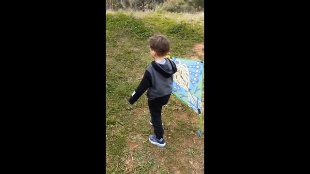 Simple diamond shaped kite assembling and flying. Простий повітряний змій, як зібрати, як запускати смотреть онлайн