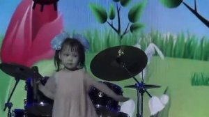 13. Виолетта Егорова - «Кып-кыра чыычаах». Мл.возрастная группа до 5 лет.