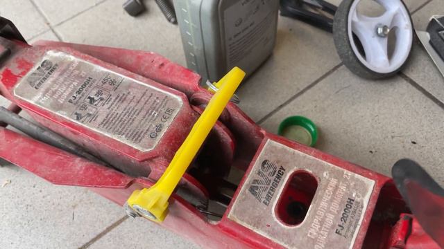 Как залить и прокачать масло подкатного домкрата