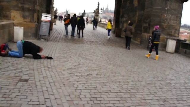 ДЕБИЛ НА КАРЛОВОМ МОСТУ ПРАГА ЧЕХИЯ смотреть онлайн