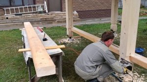 Лавка из бруса врезанная в столбы. Скамейка в беседку