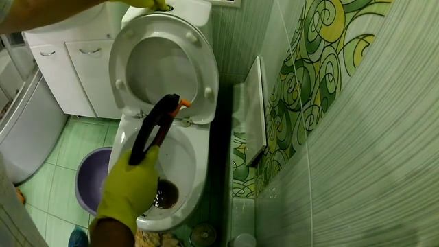 Засор в унитазе  Упал туалетный блок