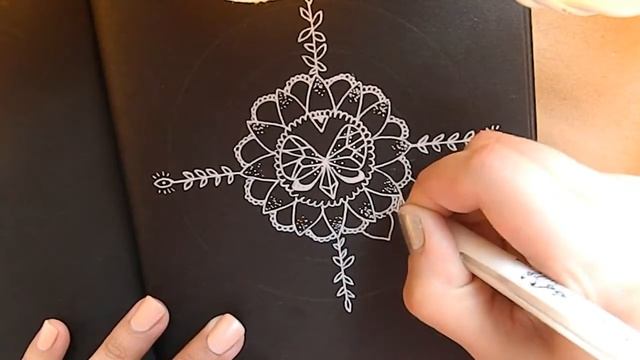 How to draw - mandala art #blackandwhite/ Рисуем мандалу гелевой ручкой #ЧБ смотреть онлайн