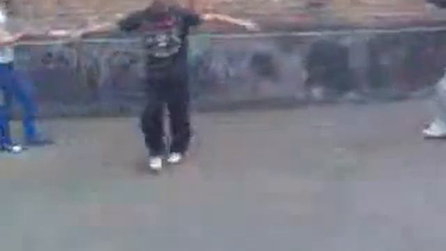 Кадиевка - зажигает на лесницах в лицее! [Dvor_26.8] смотреть онлайн