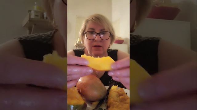 Кушаю самый вкусный фрукт . Мукбанчик витаминный 🤣🤣👍 смотреть онлайн