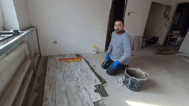 ПЕРЕЕЗД В ДЕРЕВНЮ | ЭТОТ ДЕНЬ НАСТАТАЛ | КЛАДУ ПЛИТКУ #купилдомвдеревне #переездвдеревню #хутор смотреть онлайн