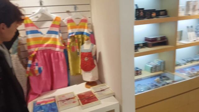 Pusat souvenir di dalam istana 경북 смотреть онлайн