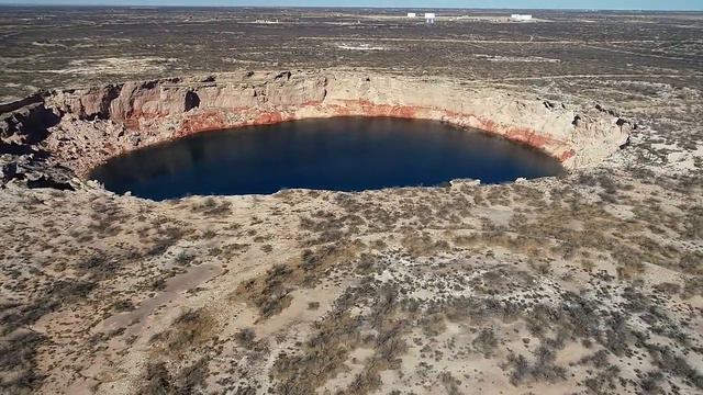 Drone flight orbiting the "Wink sinkhole" смотреть онлайн