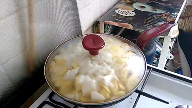 Сосиски отварные с жареной картошкой