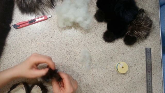 Как сделать помпон из меха своими руками.Pampon, fur decoration смотреть онлайн