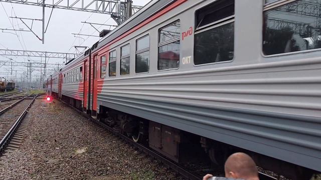 Электропоезд ЭТ2М 143 прибывает на станцию Тверь смотреть онлайн