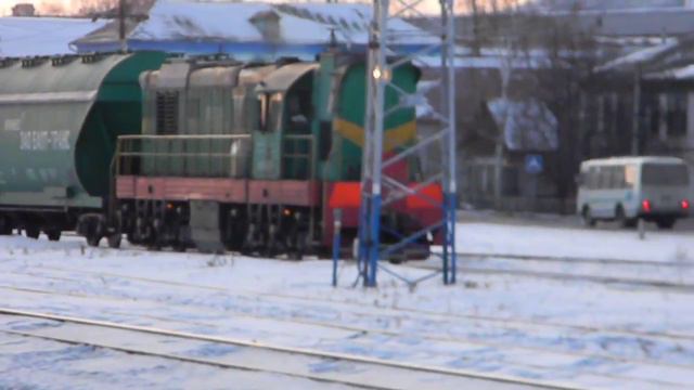 Тепловоз ЧМЭ3Т-6312 толкает вагоны-хопперы на пути весов. смотреть онлайн